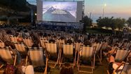 Un panorama à couper le souffle tout en regardant un film sur le thème du surf